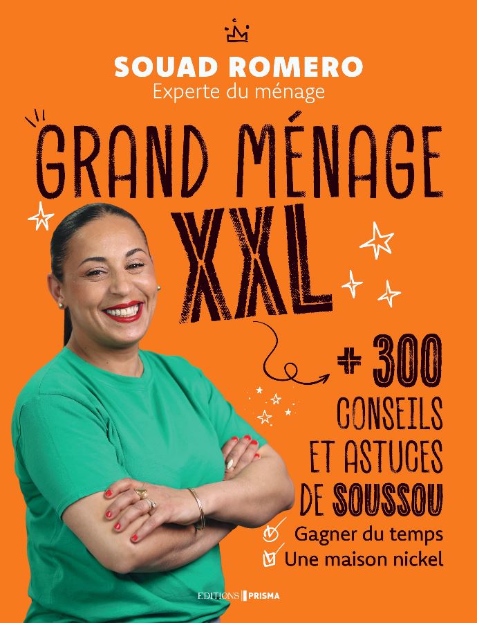 Portrait de Souad Romero, experte du ménage et fondatrice de la Soussou Academy, souriante devant la couverture de son livre "GRAND MÉNAGE XXL +300 CONSEILS ET ASTUCES DE SOUSSOU". Produits la boutique Soussou Academy.
