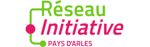 Logo du Réseau Initiative Pays d'Arles, partenaire et soutien au développement de la Soussou Academy.